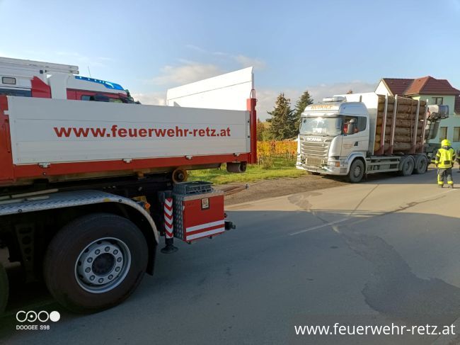 Foto 8, 20.10.2022, Technischer Einsatz - LKW-Bergung in Obernalb