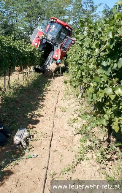 Foto 1, 10.09.2018, Technischer Einsatz - Bergung einer Erntemaschine Foto 1, 10.09.2018, Technischer Einsatz - Bergung einer Erntemaschine