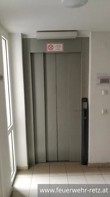 Foto 1, 26.01.2019, Technischer Einsatz - Person in Aufzug vermutet