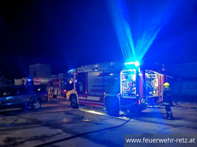Foto 2, 19.11.2021, Brandeinsatz - Dachstuhlbrand im Industriegebiet Foto 2, 19.11.2021, Brandeinsatz - Dachstuhlbrand im Industriegebiet