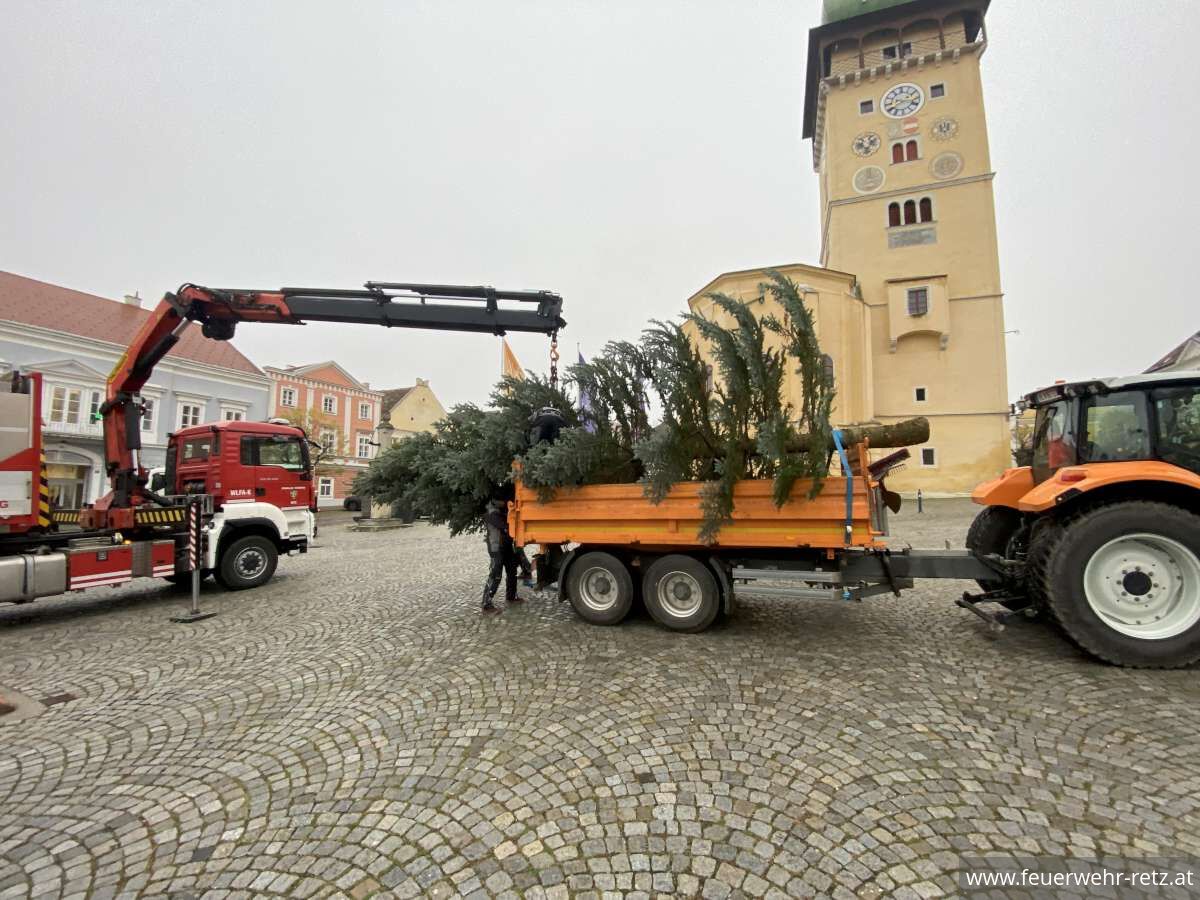 Foto 1, 13.11.2025, Christbaum am Retzer Hauptplatz
