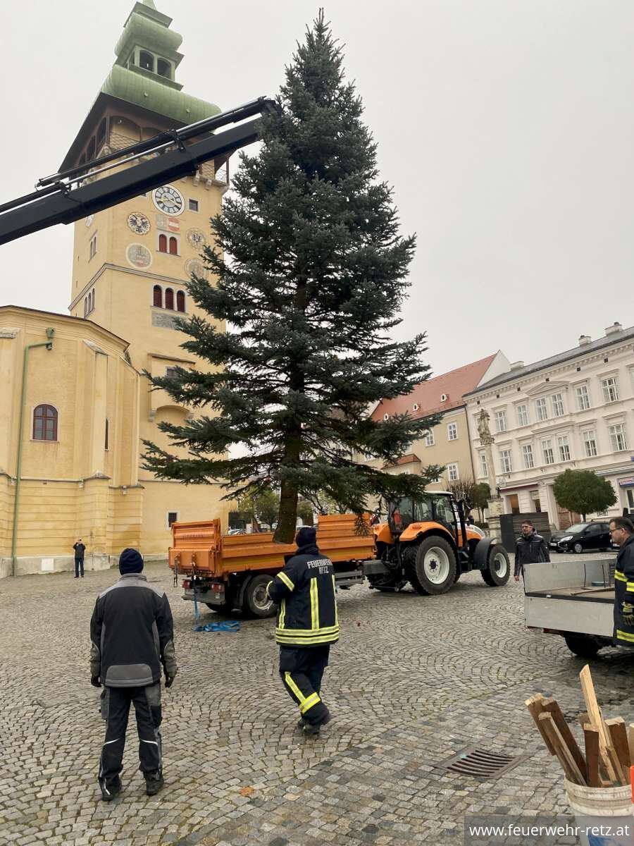 Foto 2, 13.11.2025, Christbaum am Retzer Hauptplatz