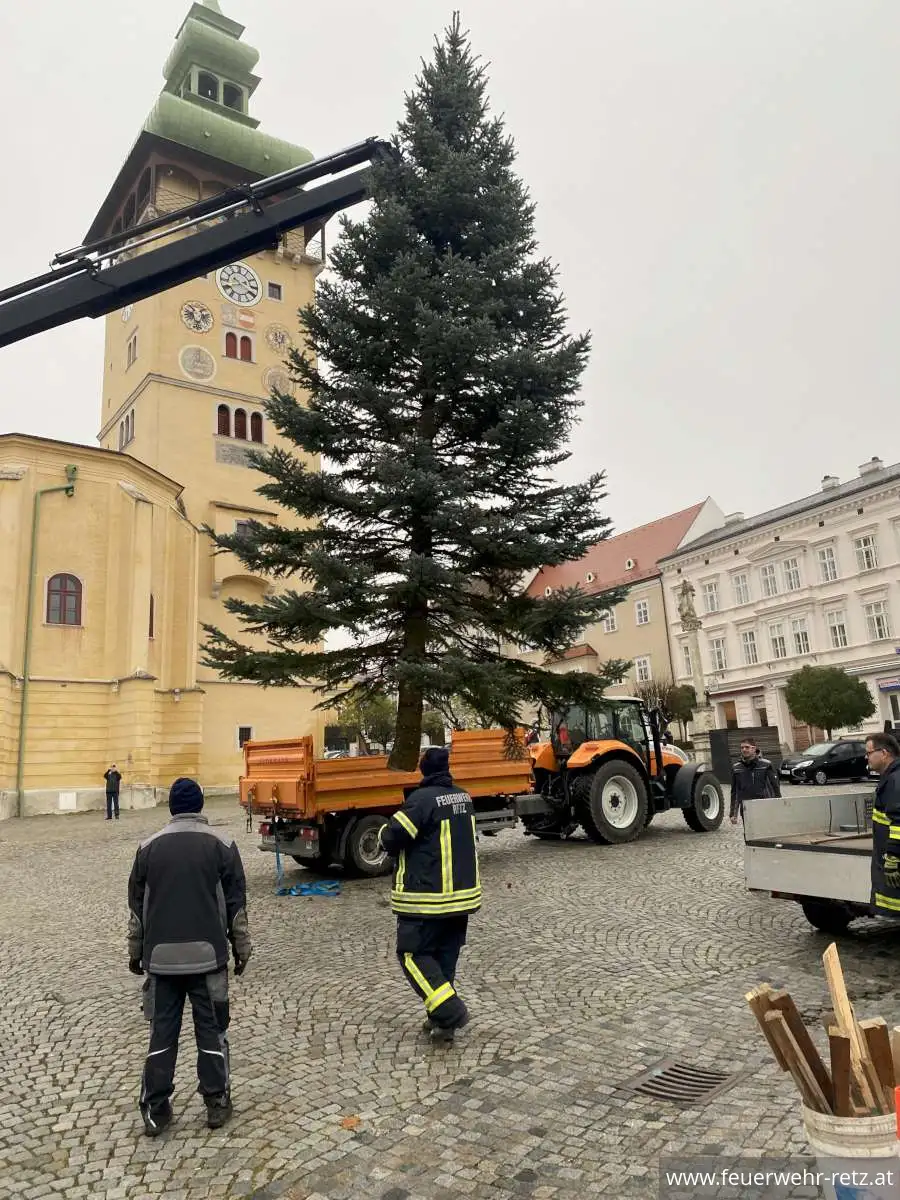 Foto 2, 13.11.2025, Christbaum am Retzer Hauptplatz