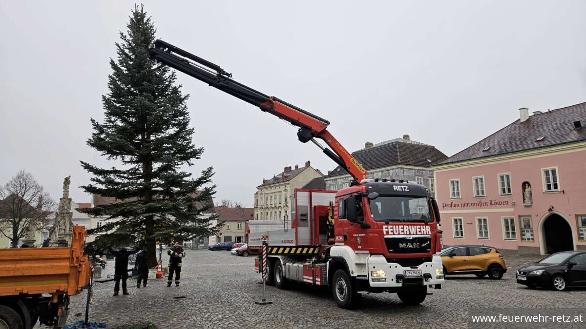 Foto 3, 13.11.2025, Christbaum am Retzer Hauptplatz