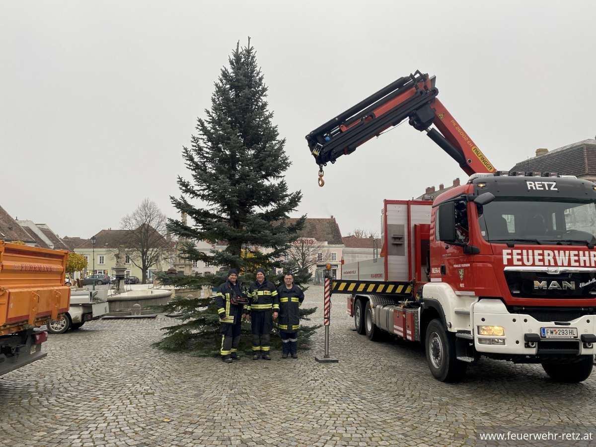Foto 5, 13.11.2025, Christbaum am Retzer Hauptplatz