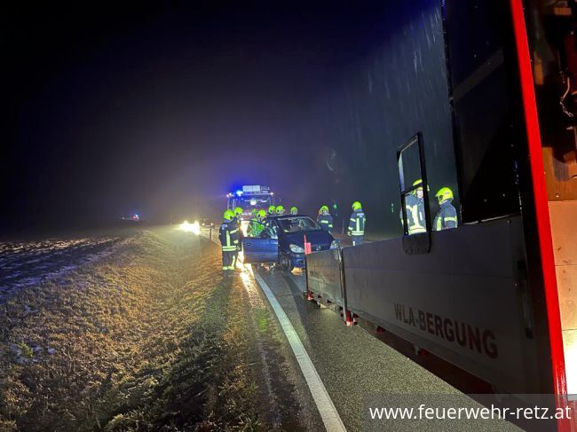 Foto 3, 28.12.2022, Technischer Einsatz - Fahrzeugbergung
