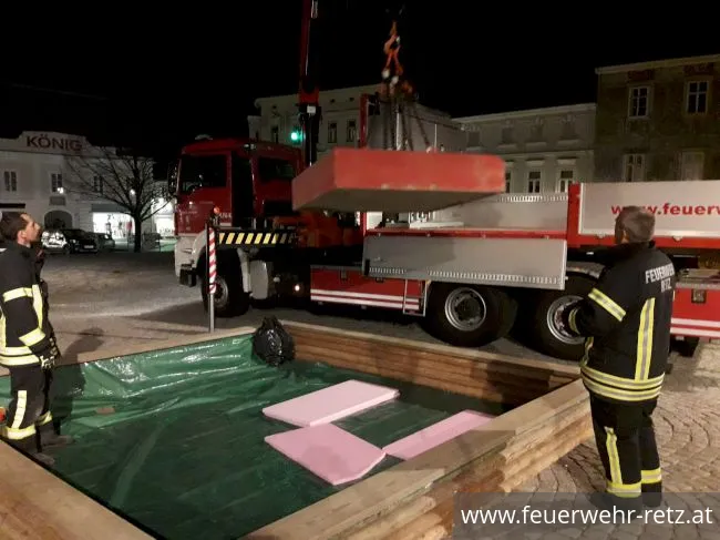Foto 1, 05.04.2019, Übung mit Kran - Sandkiste am Hauptplatz aufgebaut Foto 1, 05.04.2019, Übung mit Kran - Sandkiste am Hauptplatz aufgebaut