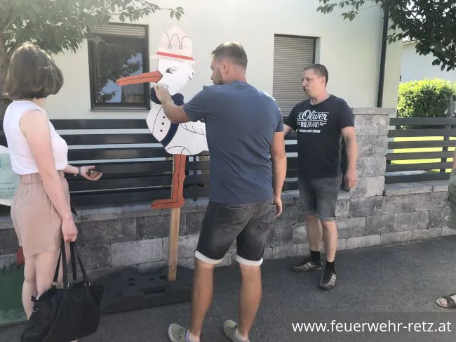 Foto 1, 22.06.2022, Der Feuerwehr - Storch ist gelandet Foto 1, 22.06.2022, Der Feuerwehr - Storch ist gelandet
