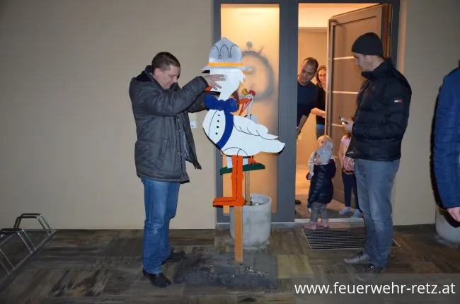 Foto 2, 17.12.2019, Storch aufstellen bei Probefeuerwehrmann Leopold Wegscheider Foto 2, 17.12.2019, Storch aufstellen bei Probefeuerwehrmann Leopold Wegscheider