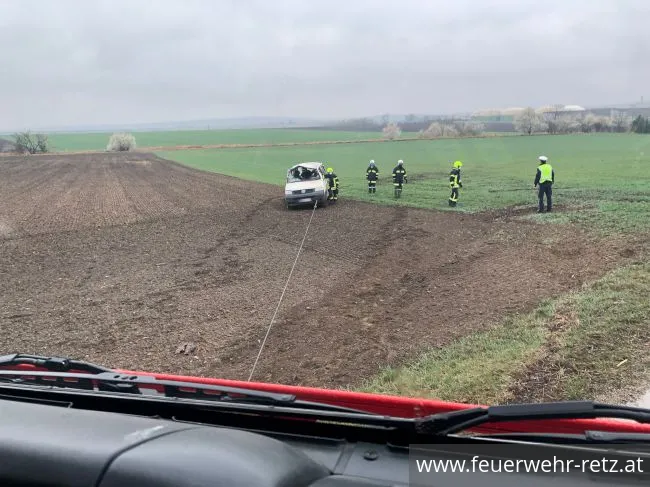 Foto 3, 31.03.2022, Technischer Einsatz - PKW-Bergung nach Verkehrsunfall Foto 3, 31.03.2022, Technischer Einsatz - PKW-Bergung nach Verkehrsunfall