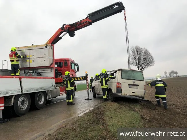 Foto 4, 31.03.2022, Technischer Einsatz - PKW-Bergung nach Verkehrsunfall Foto 4, 31.03.2022, Technischer Einsatz - PKW-Bergung nach Verkehrsunfall