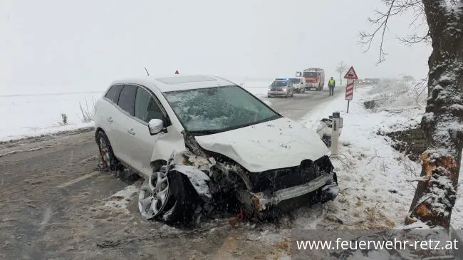 Foto 1, 26.11.2021, Technischer Einsatz - Fahrzeugbergung Foto 1, 26.11.2021, Technischer Einsatz - Fahrzeugbergung