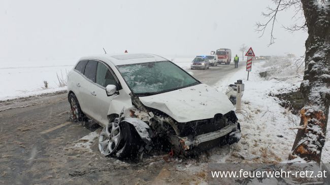 Foto 1, 26.11.2021, Technischer Einsatz - Fahrzeugbergung Foto 1, 26.11.2021, Technischer Einsatz - Fahrzeugbergung