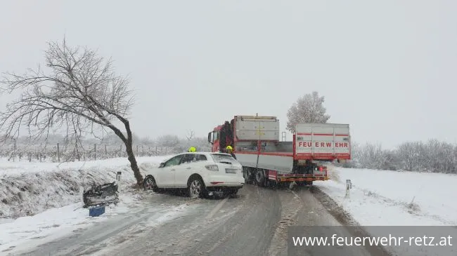 Foto 2, 26.11.2021, Technischer Einsatz - Fahrzeugbergung Foto 2, 26.11.2021, Technischer Einsatz - Fahrzeugbergung