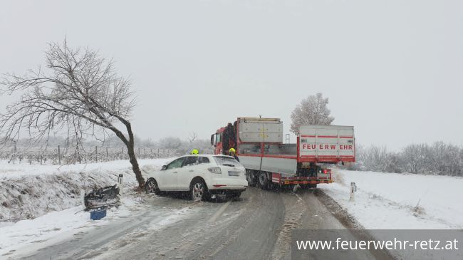 Foto 2, 26.11.2021, Technischer Einsatz - Fahrzeugbergung Foto 2, 26.11.2021, Technischer Einsatz - Fahrzeugbergung