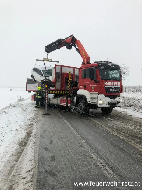 Foto 3, 26.11.2021, Technischer Einsatz - Fahrzeugbergung Foto 3, 26.11.2021, Technischer Einsatz - Fahrzeugbergung