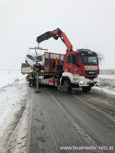 Foto 3, 26.11.2021, Technischer Einsatz - Fahrzeugbergung Foto 3, 26.11.2021, Technischer Einsatz - Fahrzeugbergung