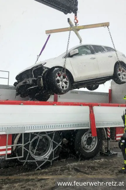 Foto 4, 26.11.2021, Technischer Einsatz - Fahrzeugbergung Foto 4, 26.11.2021, Technischer Einsatz - Fahrzeugbergung