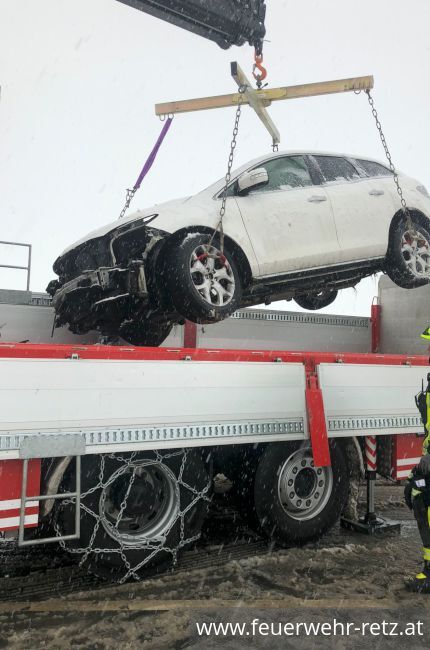 Foto 4, 26.11.2021, Technischer Einsatz - Fahrzeugbergung Foto 4, 26.11.2021, Technischer Einsatz - Fahrzeugbergung