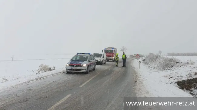 Foto 5, 26.11.2021, Technischer Einsatz - Fahrzeugbergung Foto 5, 26.11.2021, Technischer Einsatz - Fahrzeugbergung