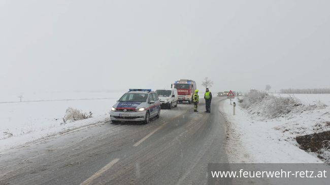 Foto 5, 26.11.2021, Technischer Einsatz - Fahrzeugbergung Foto 5, 26.11.2021, Technischer Einsatz - Fahrzeugbergung