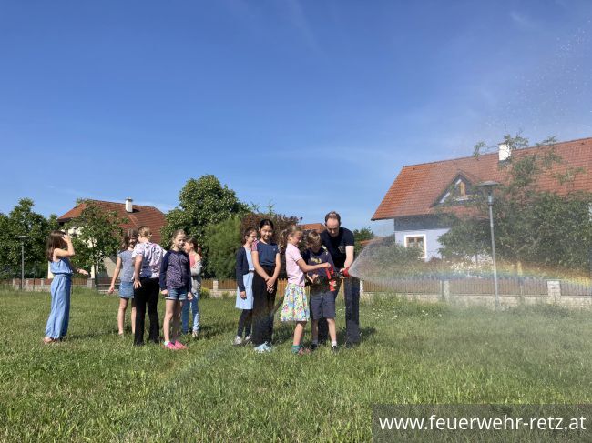Foto 9, 07.06.2022, Volksschule zu Besuch bei der FF-Retz