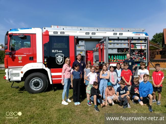 Foto 10, 07.06.2022, Volksschule zu Besuch bei der FF-Retz