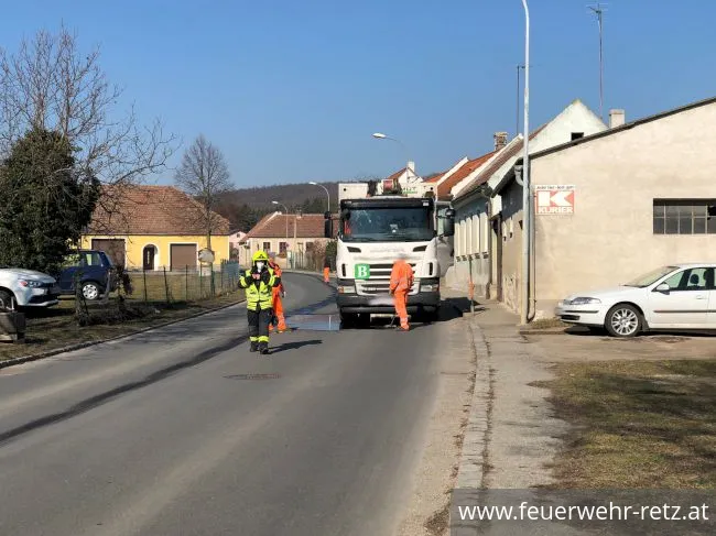 Foto 1, 15.02.2022, Einsatzreicher Tag für die Feuerwehr Retz - Hydraulikleck und Kompostbrand