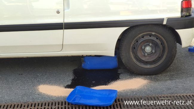 Foto 2, 16.05.2023, Schadstoffeinsatz - Betriebsmittelaustritt aus PKW