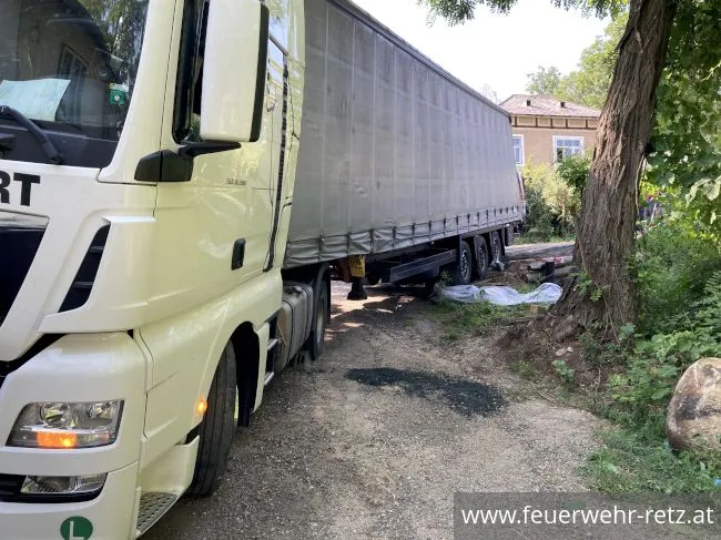 Foto 1, 10.08.2020, Technischer Einsatz - Bergung eines LKW Foto 1, 10.08.2020, Technischer Einsatz - Bergung eines LKW