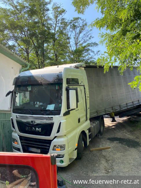Foto 2, 10.08.2020, Technischer Einsatz - Bergung eines LKW Foto 2, 10.08.2020, Technischer Einsatz - Bergung eines LKW