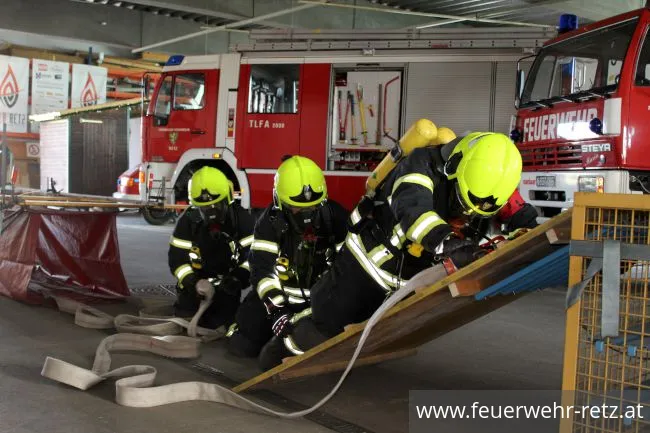 Foto 4, 16.04.2018, Ausbildungsprüfung Atemschutz - Gratulation an die FF-Kameraden Foto 4, 16.04.2018, Ausbildungsprüfung Atemschutz - Gratulation an die FF-Kameraden