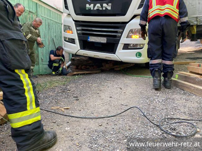 Foto 5, 10.08.2020, Technischer Einsatz - Bergung eines LKW Foto 5, 10.08.2020, Technischer Einsatz - Bergung eines LKW