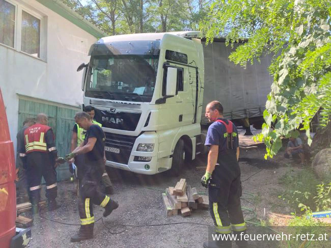 Foto 7, 10.08.2020, Technischer Einsatz - Bergung eines LKW Foto 7, 10.08.2020, Technischer Einsatz - Bergung eines LKW