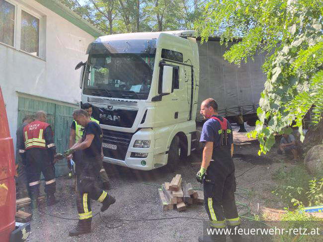 Foto 7, 10.08.2020, Technischer Einsatz - Bergung eines LKW