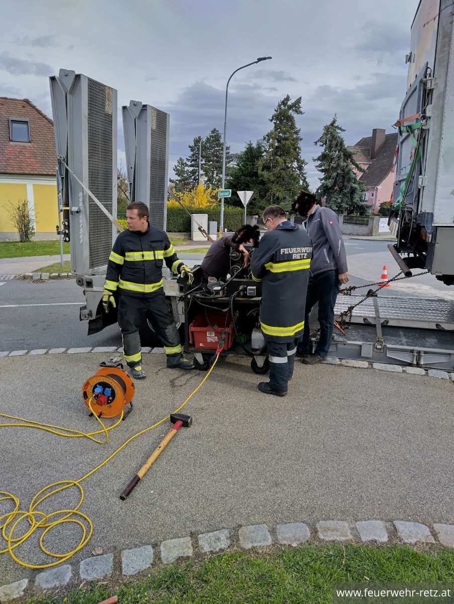 Foto 3, 18.04.2025, Schadstoffeinsatz - Binden einer Ölspur Foto 3, 18.04.2025, Schadstoffeinsatz - Binden einer Ölspur