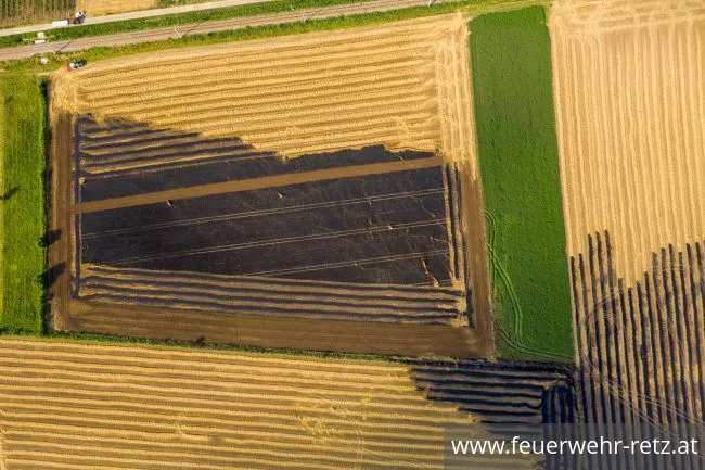Foto 6, 23.07.2021, Brandeinsatz - Strohbrand nach Erntearbeiten