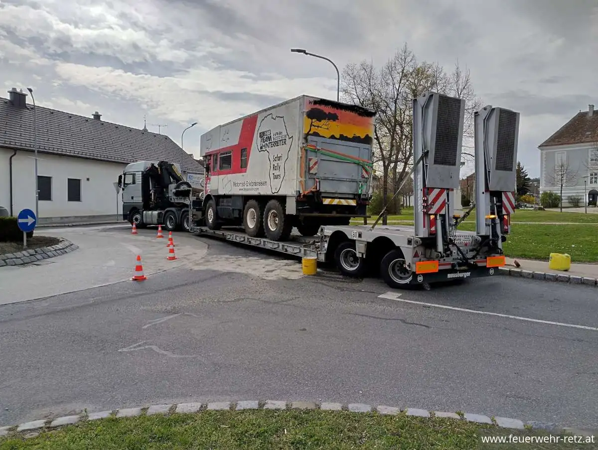 Foto 4, 18.04.2025, Schadstoffeinsatz - Binden einer Ölspur Foto 4, 18.04.2025, Schadstoffeinsatz - Binden einer Ölspur