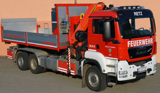 Wechselladefahrzeug mit Allradantrieb und Kran